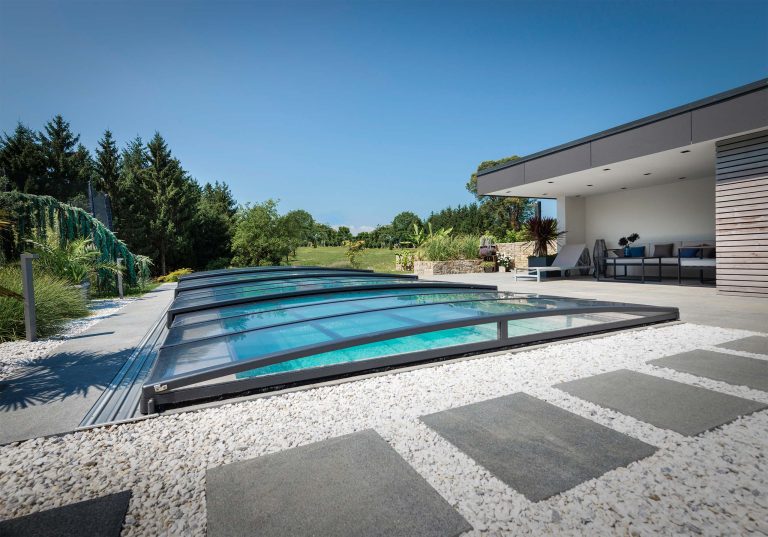 Elegante Poolüberdachung Ultraflat für maximalen Poolkomfort