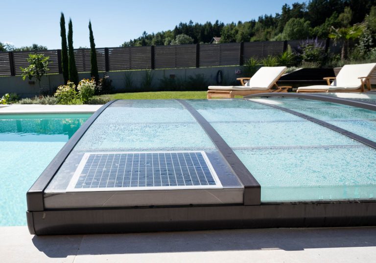 Innovative Poolüberdachung mit Solarantrieb, Detailansicht mit Solarpanel