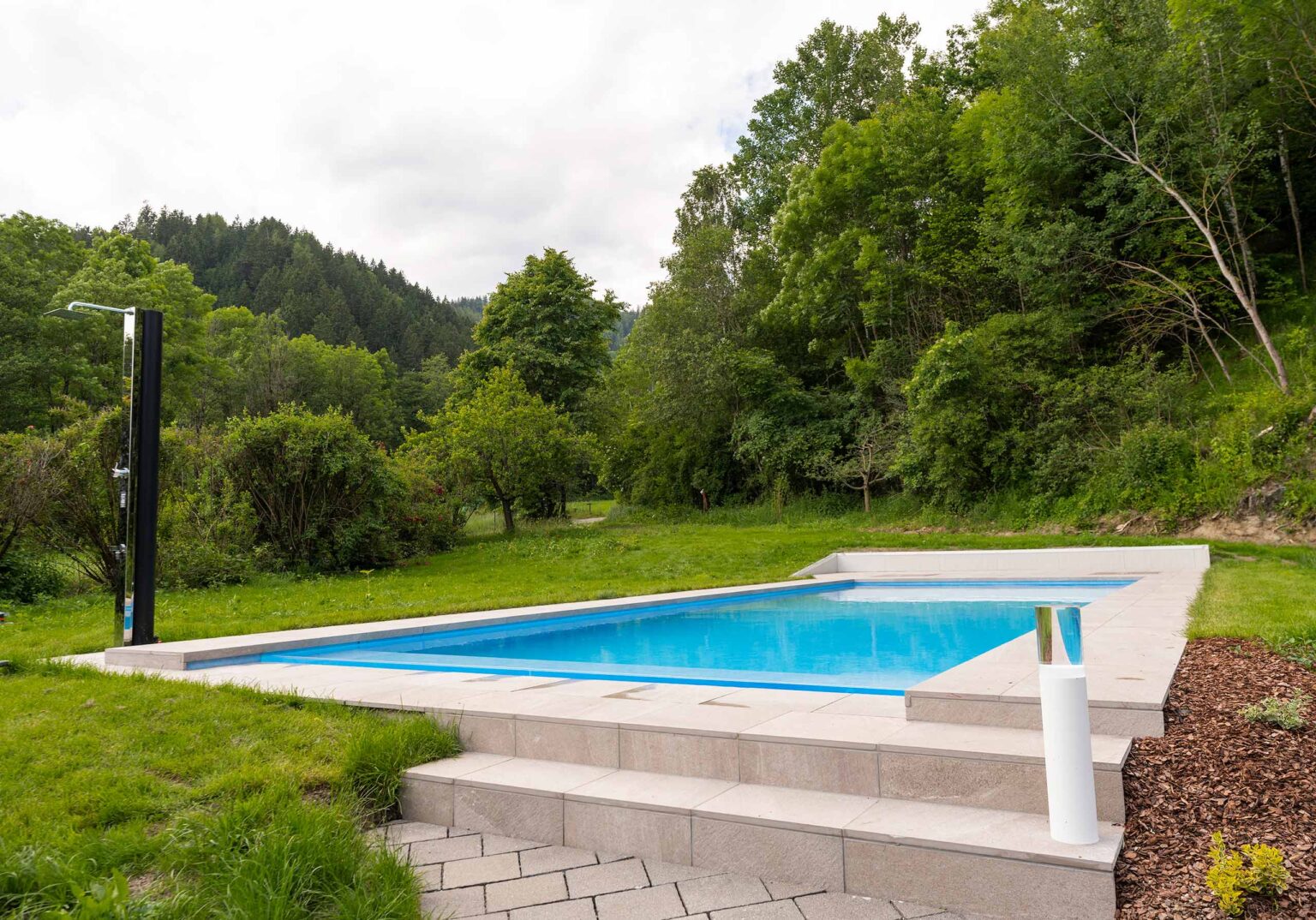 Konzept Pool mit Pool Dusche